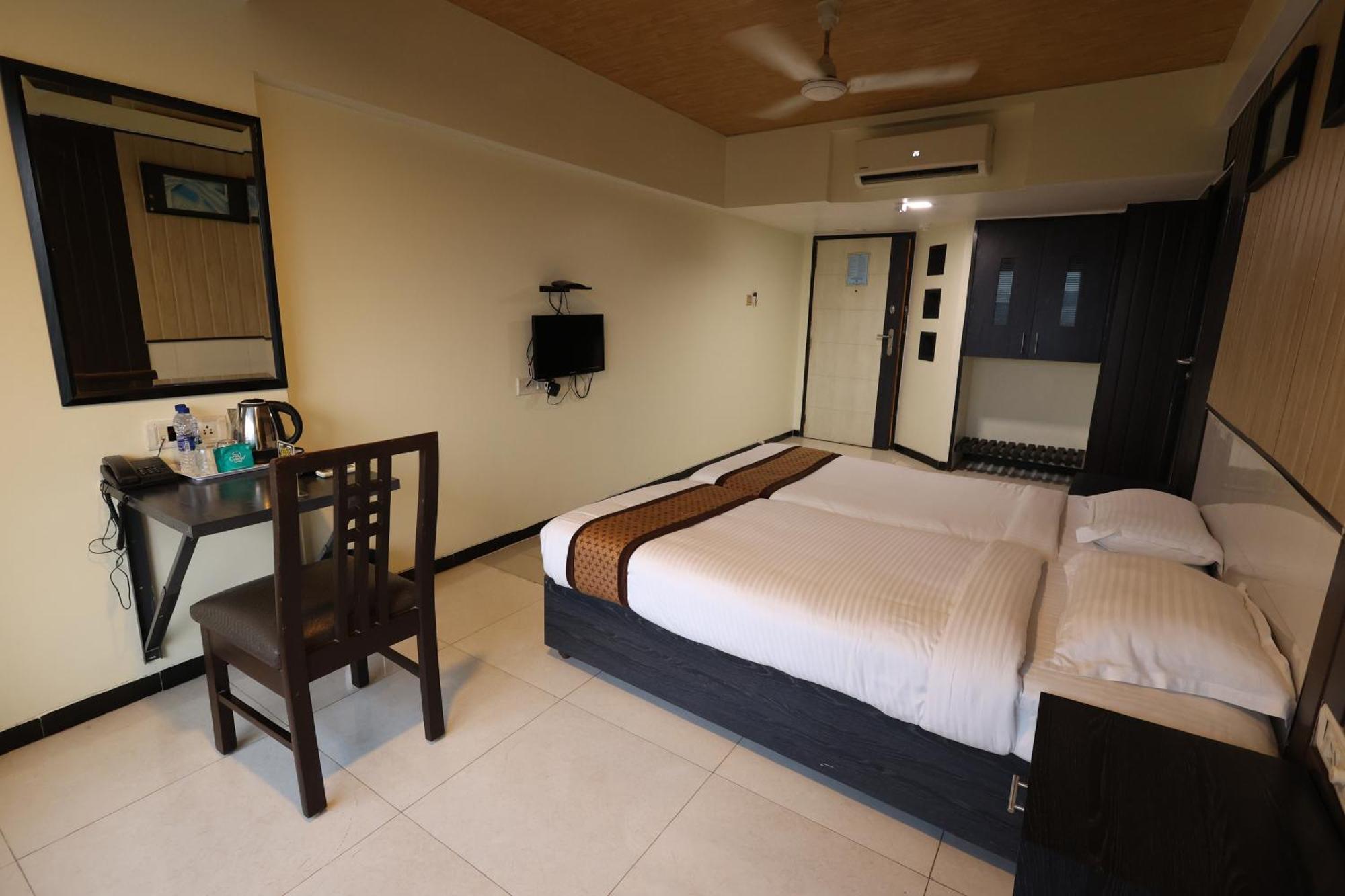 Quaint Suites Hotel & Banquet Bombay Exterior foto